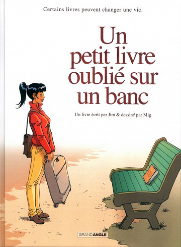 Un petit livre oublié sur un banc - INT.