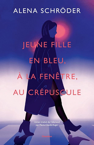Jeune fille en bleu, à la fenêtre, au crépuscule - Alena Schröder (2022)